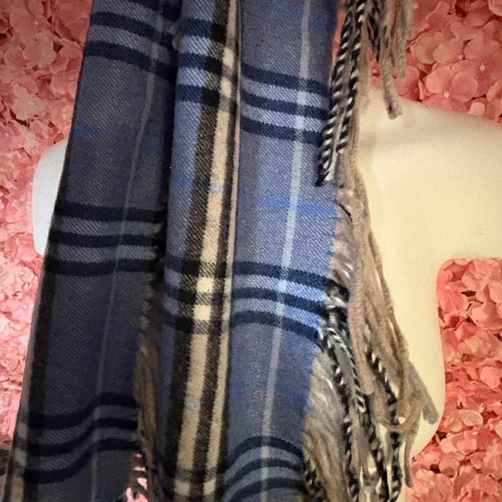 Authentic Burberry 100% Cashmere Made in England Blue Nova Check Plaid Fringe - Picture 5 of 5